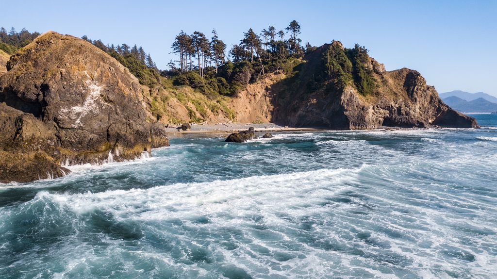 Explore the stunning rocky coastline and crashing waves of Seaside, Oregon's scenic beach.